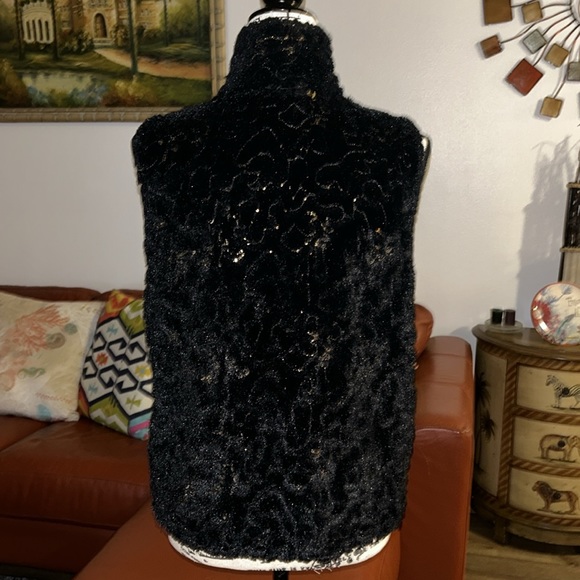 Super comfy Faux Fur Vest w/gold sequin flecks throughout. Lined sleekly - Picture 10 of 14